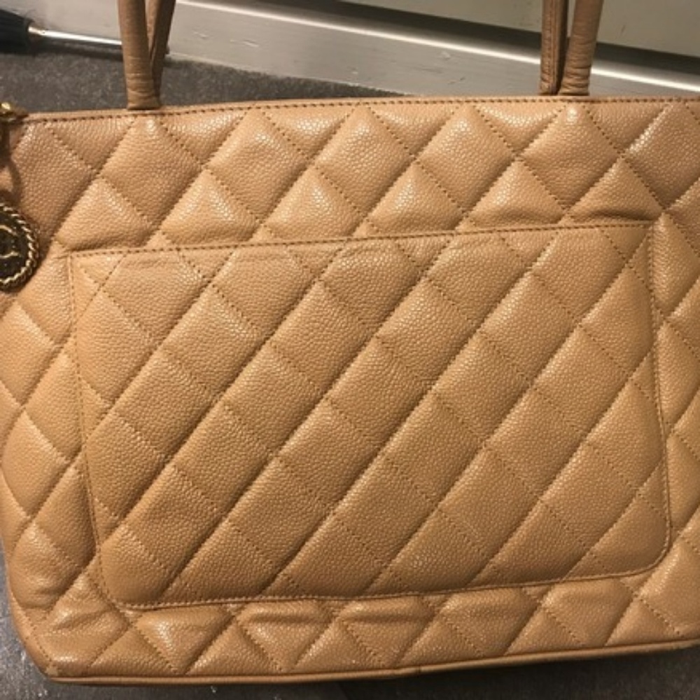 Chanel medallion - Picture 2 of 8